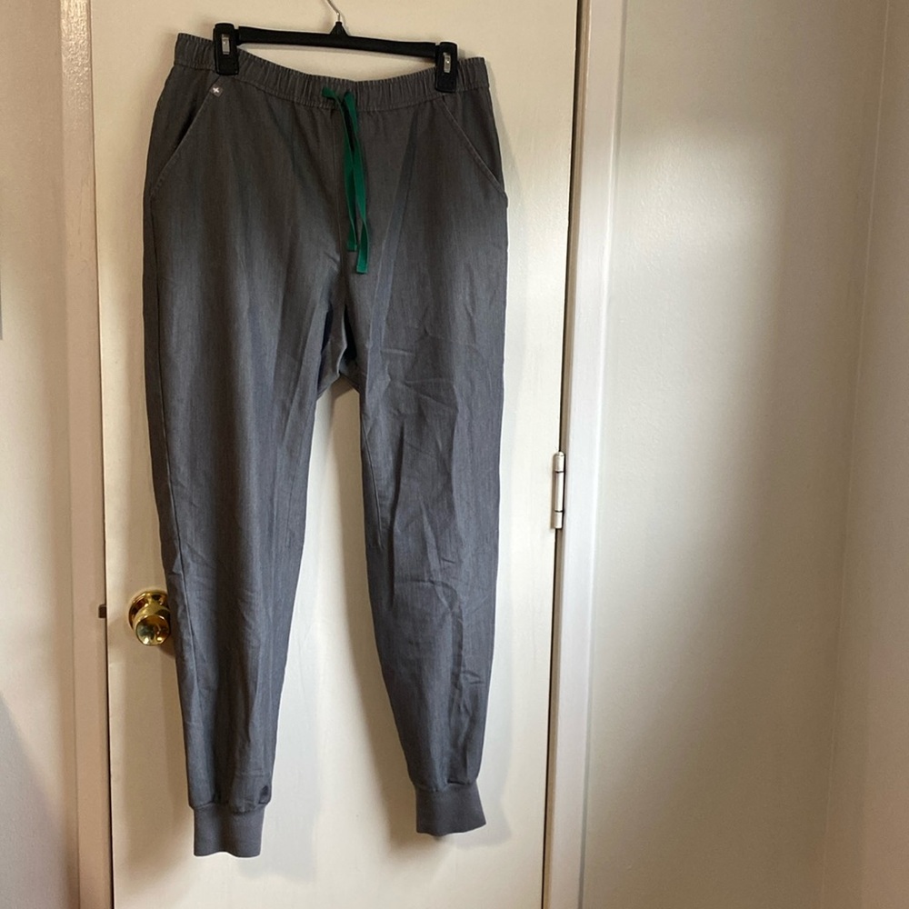 Men’s Figs scrub pants size large